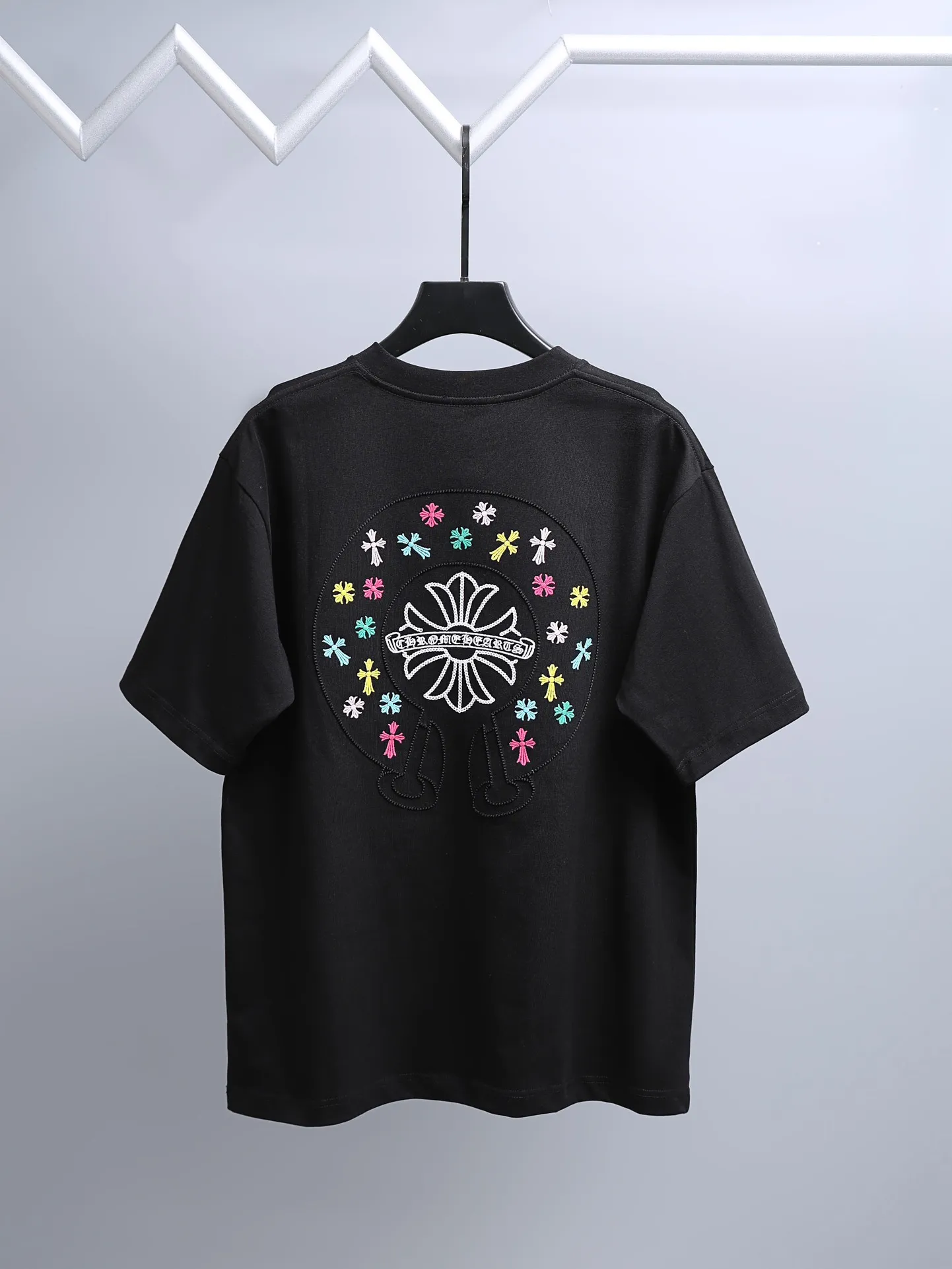 P170 Chrome Hearts* 2꯭0꯭2꯭6 new spring and summer style ❤️ Original ⌚️ high version Chrome Hearts The fabric is made of 280g high-density pure cotton. It does not deform or shrink. Process introduction: double thread movement on the chest. The back panel uses overlapping embroidery🪡 process➕the back panel towel rope embroidery process. Color: black SIZE: S-XXL